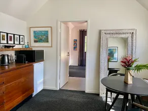 Art filled unique retreat - Image 3