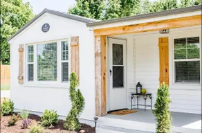 Charming Magnolia Cottage with Hot Tub Near Liberty & Downtown - Image 5