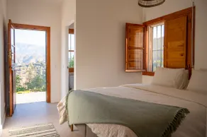 6-Bedroom villa with pool and amazing views - Image 4