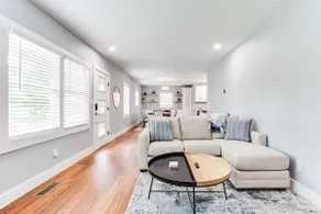 Peaceful Downtown with Massage Couch & Movie Room - Image 2
