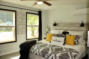 Getaway1: king Bed,Mins from Bike Trl; Dogs OK - Image 2
