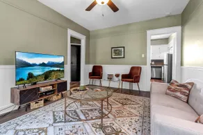 Spacious 2 bed 1 bath Across from Farmers Market - Image 4
