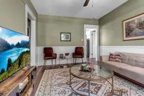 Spacious 2 bed 1 bath Across from Farmers Market - Image 2