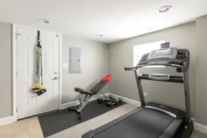 Beautiful 4 bedroom 3 full bath Bungalow - Image 5