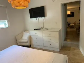 Key Biscayne 1 bedroom walk to Beach & town - Image 4