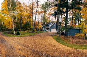 Iconic 5Bd Lakefront Cottage w Hot tub & Kayaks - Image 3