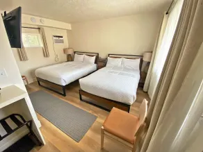 89&Nine Motel Room 06 - Image 3