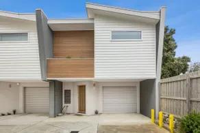 Perfectly positioned in the Heart of Town! - Image 2