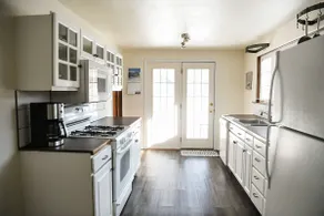 Bigwood Bungalow in the Heart of Old Hailey - Image 5