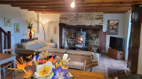 Quiet Auvergne house near lake - Image 4