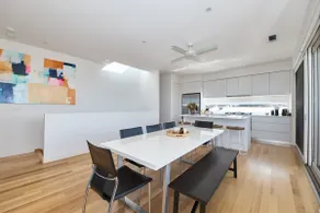 Bliss by Bell - 2 minute walk to Bell street - Image 2