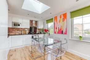 Central Bright 3 Bed Flat with Parking - Image 2