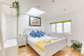 Central Bright 3 Bed Flat with Parking - Image 3