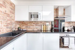 Central Bright 3 Bed Flat with Parking - Image 4