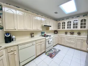 Beautiful house in esteemed cul-de-sac. - Image 5
