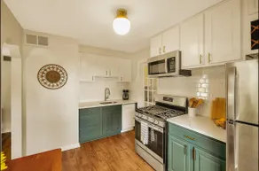 Ferndale's Charming Boho style 2bd w/ Fenced Yard - Image 5