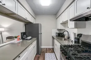 Modern & Updated First Floor 1BR near HWY/Airport - Image 4
