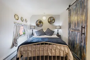 Queen BD Loft Free Parking, 500 MBPS WiFi 5 - Image 2