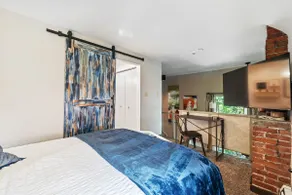 Queen BD Loft Free Parking, 500 MBPS WiFi 5 - Image 5
