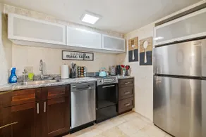 Queen BD Loft Free Parking, 500 MBPS WiFi 5 - Image 4