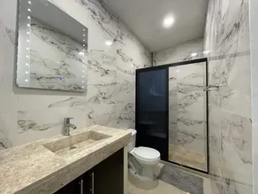 Beautiful house, great location near squares - Image 4