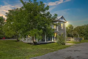 1910 Farmhouse with a Cottage Vibe -Sauna & HotTub - Image 4