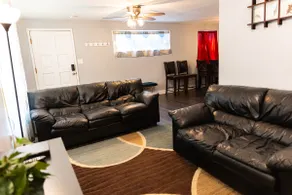 Cozy cottage with Hot Tub and private yard - Image 4