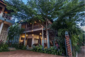 3 bedrooms Wooden home 1960 style with Big Pool - Image 2