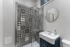 Riverside 2-Bed Ground Floor Flat | Free Parking - Image 3