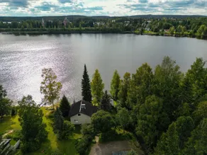 Detached house near the city center on the shore of a lake - Image 2