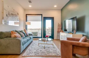 Stylish downtown condo w/ pool & parking - Image 5
