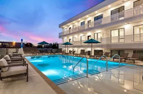 Stylish downtown condo w/ pool & parking - Image 2