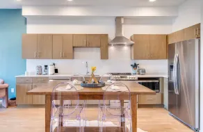 Stylish downtown condo w/ pool & parking - Image 4