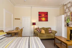 Cosy 2-bedroom Apartment close to the sea - Image 2