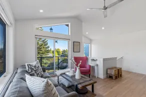 Stylish 2 Beds 2 Baths Townhome | Working desk - Image 5