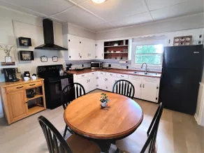 Sun-kissed Serenity - 2 Bdrm Apt with Sunroom - Image 3