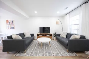 Modern 2 BR Townhouse, Centrally Located - Image 4
