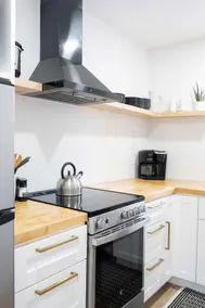 Modern 2 BR Townhouse, Centrally Located - Image 5