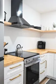 Modern 2 BR Townhouse, Centrally Located - Image 3