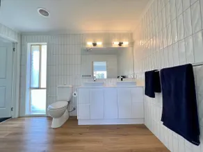 Executive 4 bedroom home close to Lake Mulwala - Image 3