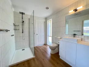 Executive 4 bedroom home close to Lake Mulwala - Image 4
