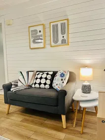 Adorable 1-bedroom guest cottage w/ free parking - Image 5