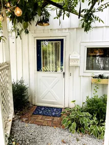 Adorable 1-bedroom guest cottage w/ free parking - Image 4