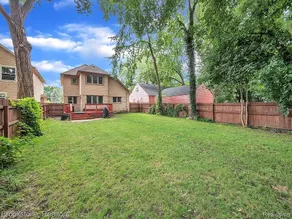 Cozy Brownstone Near Downtown Royal Oak - Image 4
