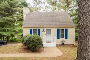 The Cottage in the City -Private Yard and Fire Pit - Image 2