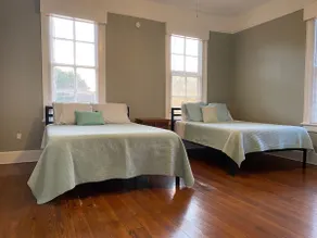 Fun 1 Bedroom Unit in Old Historic Home! - Image 2
