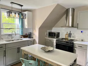 Adorable Spacious Studio w/ Full Kitchen near HPU - Image 2