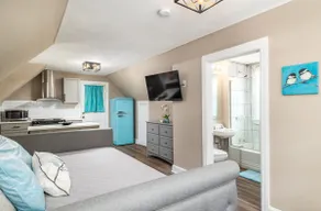Adorable Spacious Studio w/ Full Kitchen near HPU - Image 3