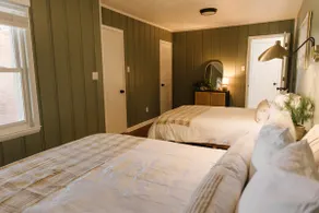 \"The Meridian\" Modern Stay near Downtown / Airport with Hot Tub - Image 2