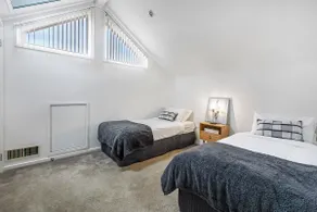East Brighton Townhouse - Open & Cozy 3BR w Garage - Image 4